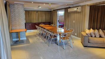 Room, 1 Bedroom, Accessible, Refrigerator | Dining