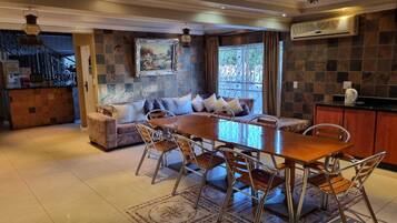 Room, 1 Bedroom, Accessible, Refrigerator | Dining