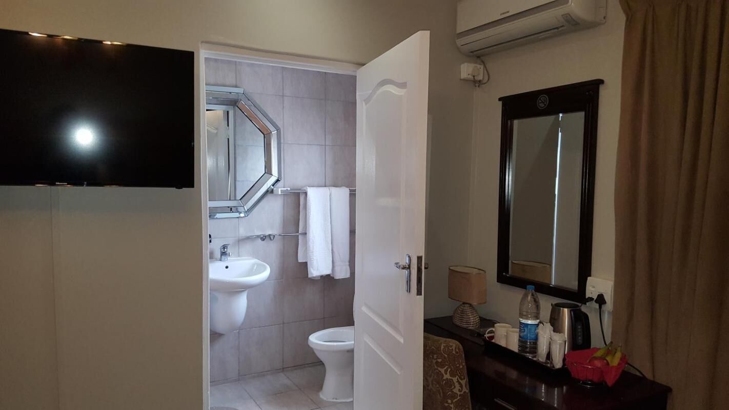 room, 1 bedroom, accessible, refrigerator | bathroom