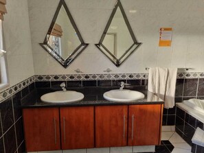 Zimmer, 1 Schlafzimmer, barrierefrei, Kühlschrank | Badezimmer