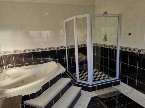 Savoy Lodge - Budget Triple Room 4