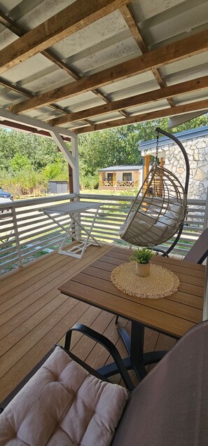 Bangalô, 1 quarto, sacada, vista para o jardim | Opções para refeição ao ar livre