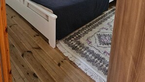 1 habitación y tabla de planchar con plancha 