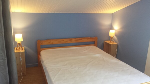 2 Schlafzimmer, BĂŒgeleisen/BĂŒgelbrett, kostenloses WLAN, BettwĂ€sche