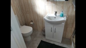 Habitación, 1 habitación | Baño | Tina con regadera y toallas 