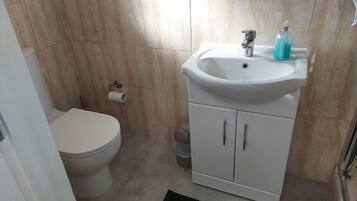 Room, 1 Bedroom | Bathroom