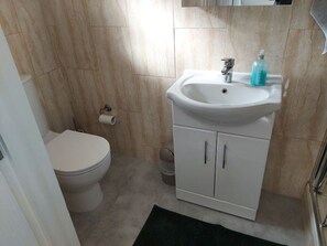 Bathroom - Room-family Room With Private Bathroom (Edgware)