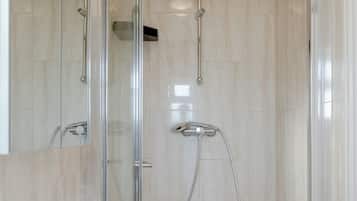 Room, 1 Bedroom | Bathroom | Combined shower/tub, towels