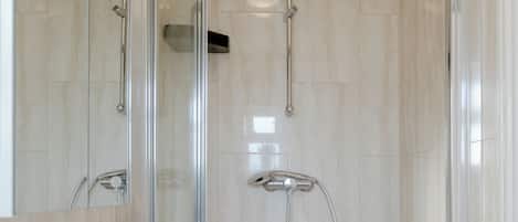 Chambre, 1 chambre | Salle de bain | Ensemble baignoire-douche, serviettes fournies