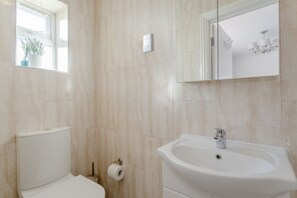 Room, 1 Bedroom | Bathroom - Room-family Room With Private Bathroom (Edgware)