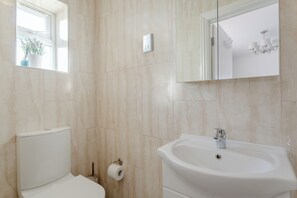 Room, 1 Bedroom | Bathroom