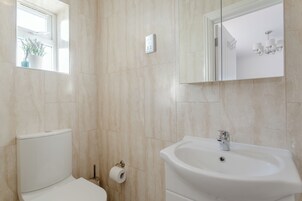 Bañera con ducha, toallas