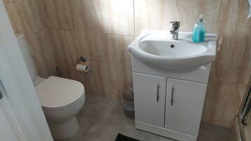 Room, 1 Bedroom | Bathroom | Combined shower/tub, towels