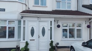 Room, 1 Bedroom | Exterior - Room-family Room With Private Bathroom (Edgware)