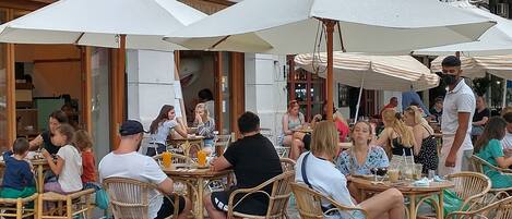 Appartamento, 1 camera da letto, balcone, vista città | Ristorazione all'aperto