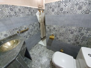 Apartment, 3 Bedrooms, Balcony, Mountain View | Bathroom