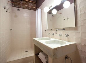 Apartment, 1 Bedroom, Balcony, City View | Bathroom amenities
