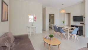 Apartamento, 2 quartos | Área de estar