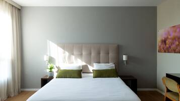 Classic Room | Minibaari, työpöytä, kannettavalle tietokoneelle sopiva työtila