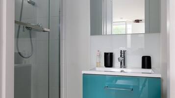 Douche, sèche-cheveux, serviettes fournies, savon