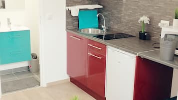 Fridge, microwave, stovetop, coffee/tea maker