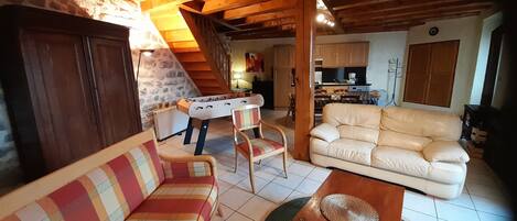 Télévision, baby-foot, table de tennis de table