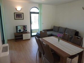 Condo, 2 Bedrooms | Living area