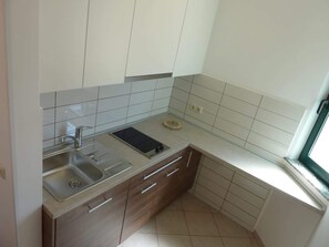 Refrigerador, horno, utensilios de cocina, especias