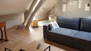 Una Smart TV, una chimenea, libros