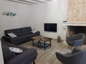 Smart-tv, een open haard en boeken