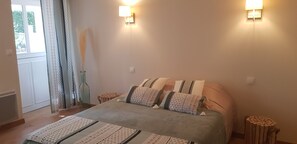 4 bedrooms, iron/ironing board, travel cot, free WiFi