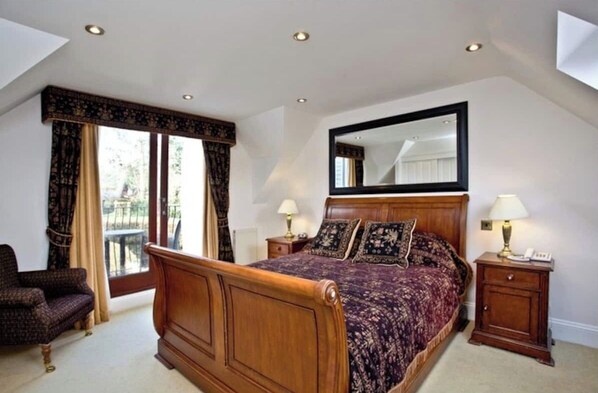3 bedrooms, desk, iron/ironing board, free WiFi