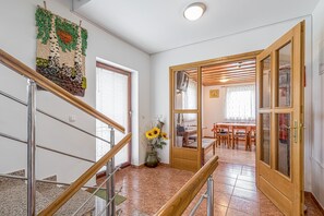Standardhus - flere soveværelser - 2 badeværelser - ved bjerg (Vineyard Homestead Vrtin) | Interiør