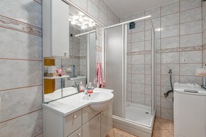 Casa standard, vários quartos, 2 banheiros, ao lado da montanha (Vineyard Homestead Vrtin) | Banheiro | Chuveiro, secador de cabelo, toalhas de banho, sabonete