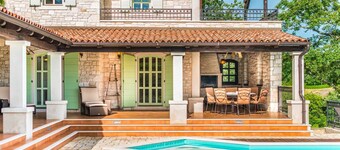 Luxuriöse 4-Schlafzimmer-Villa mit Pool, eigener Sauna und atemberaubendem Meer- und Waldblick