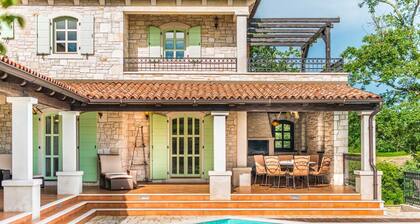 Ylellinen 4 makuuhuoneen huvila uima-altaalla, oma sauna ja upeat meri- ja metsänäkymät