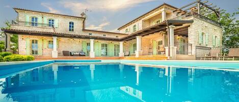 Alberca al aire libre y alberca climatizada