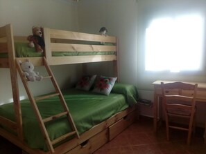 3 habitaciones, tabla de planchar con plancha y ropa de cama 