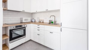 Deluxe Apartment | Private kitchen | Mini-fridge, microwave, oven, stovetop - Chill Apartments Ursynów (Warsaw)