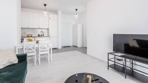 Deluxe Apartment | Private kitchen | Mini-fridge, microwave, oven, stovetop - Chill Apartments Ursynów (Warsaw)