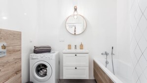 Deluxe Apartment | Bathroom | Rainfall showerhead, hair dryer, towels - Chill Apartments Ursynów (Warsaw)