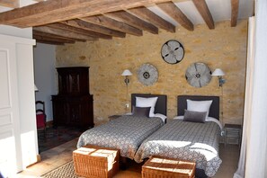 3 chambres, bureau, fer et planche à repasser, lits bébé