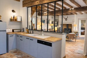 Kühlschrank, Mikrowelle, Ofen, Herdplatte