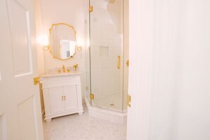 Een douche, een haardroger, handdoeken