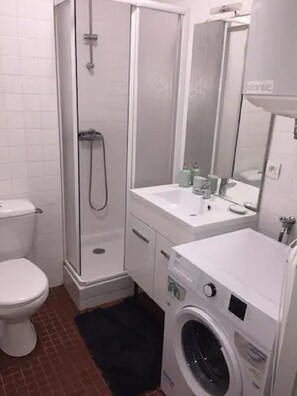 Shower, hair dryer, towels, toilet paper