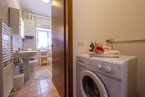 Badekar, hårtørrer, bidet, håndklæder
