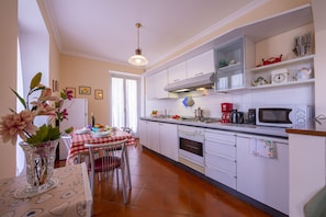 Microondas, horno, placa de cocina, cafetera/tetera