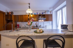 Frigorifero, microonde, forno, piano cottura