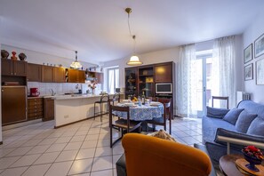 TV a schermo piatto 21 pollici con canali digitali, TV, libri