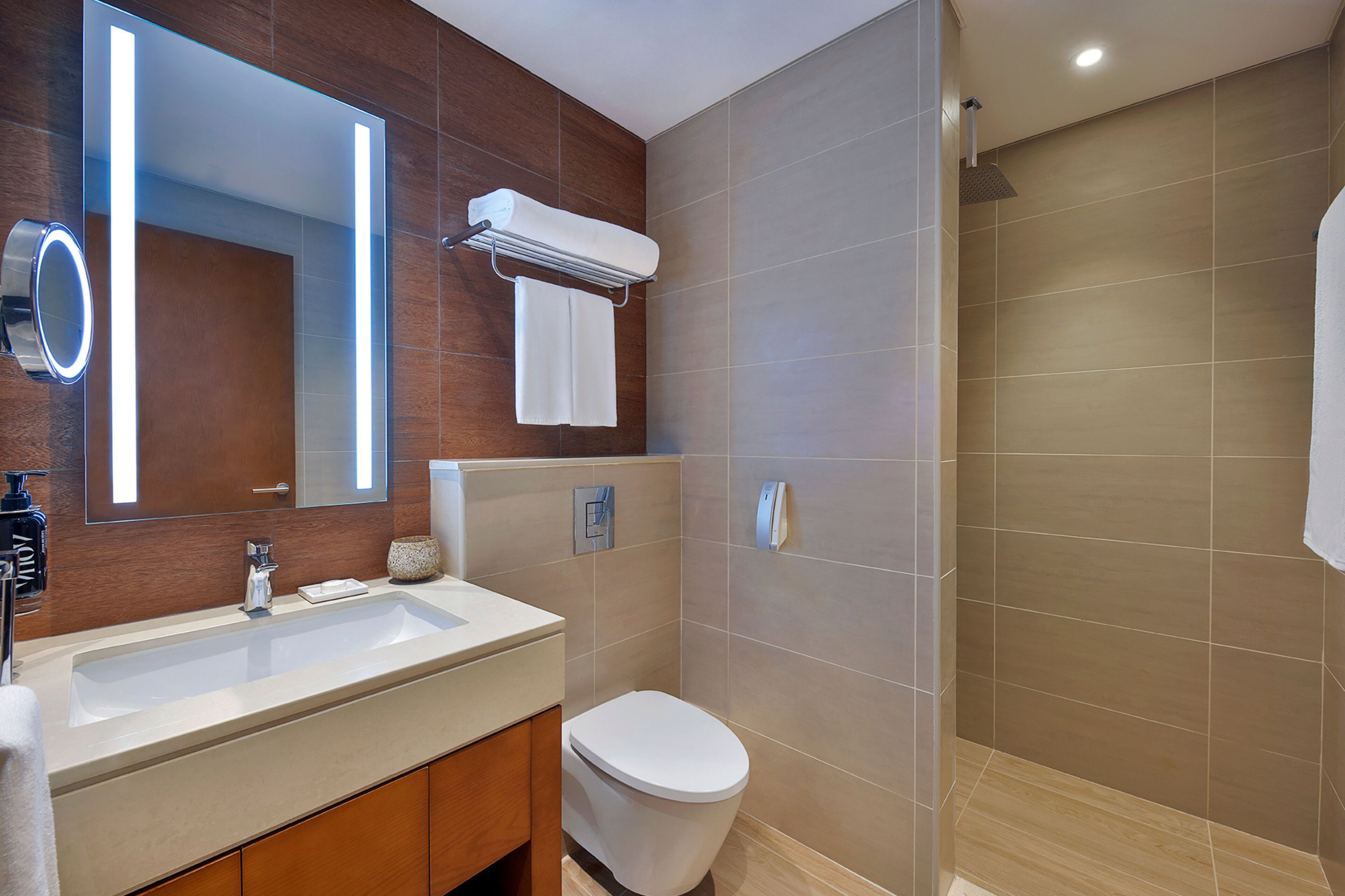 suite, 3 bedrooms | bathroom | free toiletries, hair dryer, bathrobes, slippers